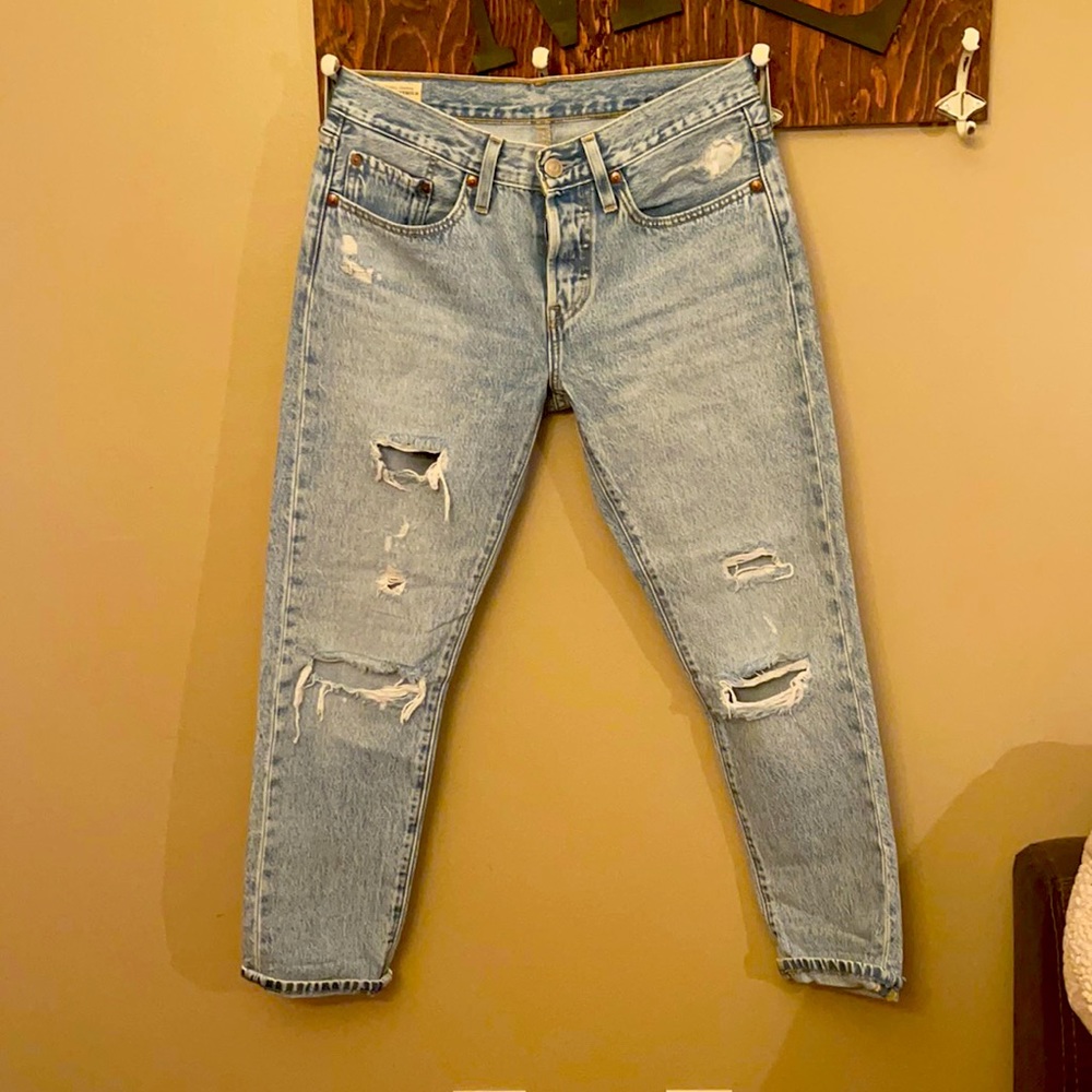 Mid Rise tapered Levi 501 jeans.